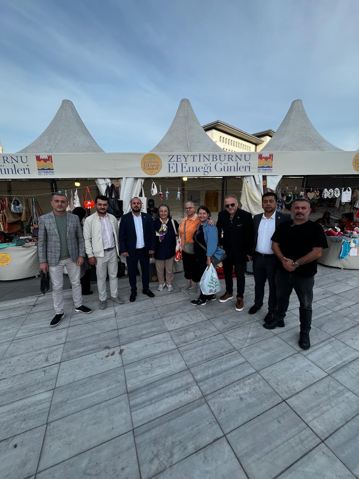 Anahtar Parti Zeytinburnu İlçe Başkanı Doğan Akdeniz El Emeğ Göz Nuru Sergisini Gezdi