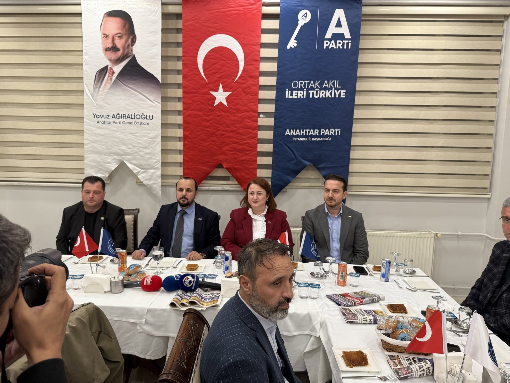 Anahtar Parti Zeytinburnu İlçe Başkanlığı Muhtarları Yemekte Ağırladı (VİDEOLU)