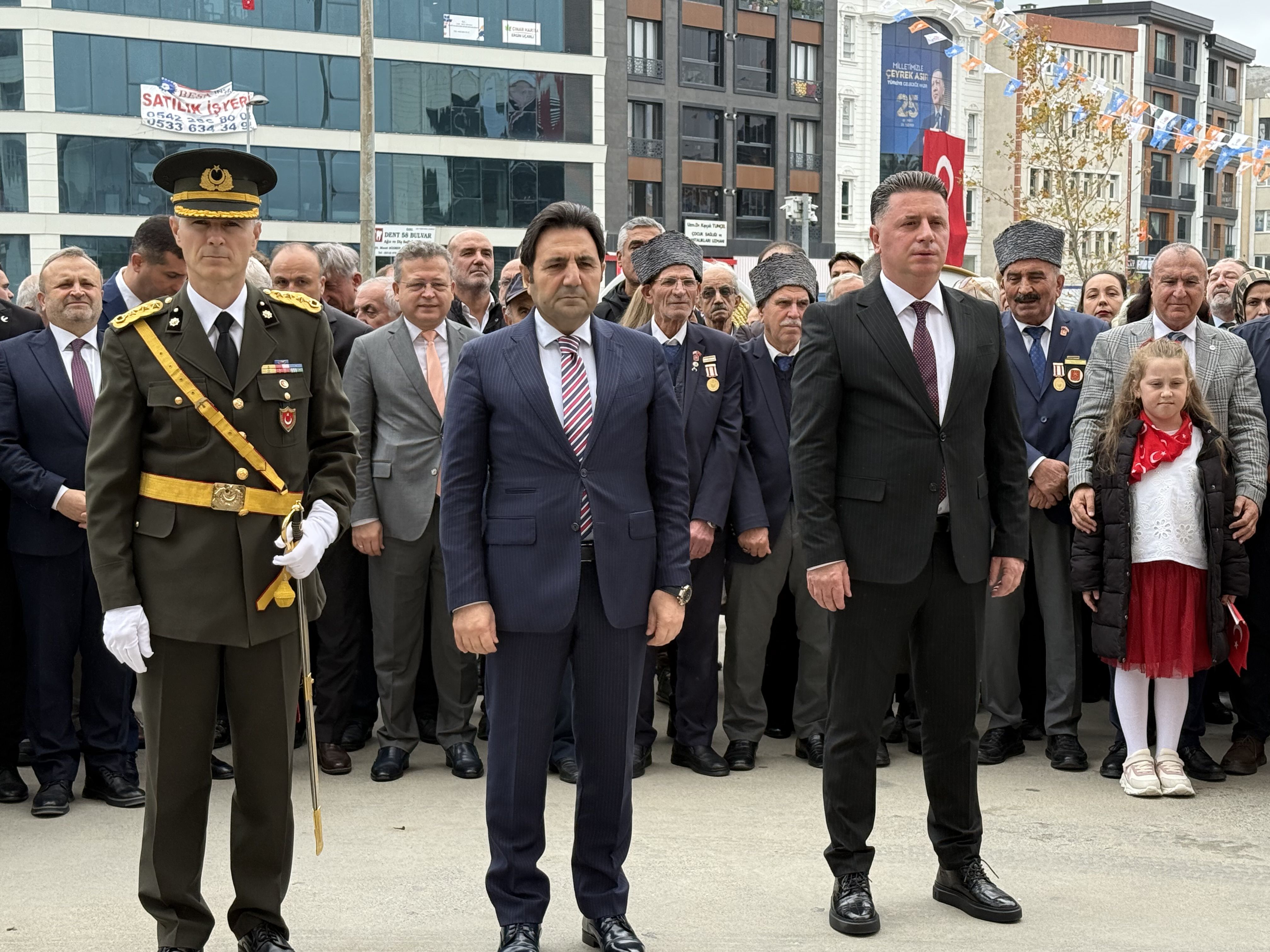 Zeytinburnu'nda Atatürk Anıtına Taşlı Saldırı Oldu